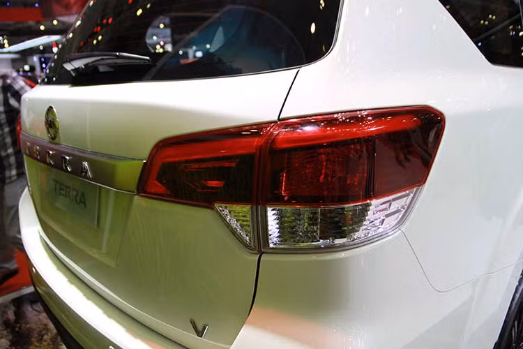 So với Navara, Nissan Terra chỉ có một số khác biệt trong thiết kế như cản va. Những bản trang bị cao cấp của Nissan Terra 2018 sẽ đi kèm đèn pha LED. Vòng ra phía sau, bạn sẽ thấy phần thân vỏ đi kèm nhiều đường nét uốn lượn. Đáng tiếc là thiết kế đuôi xe của Nissan Terra khá đơn giản với thanh crôm cỡ lớn trên cửa cốp và cụm đèn hậu ôm trọn 2 góc.