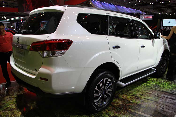 Nissan Terra 2018 tại thị trường Đông Nam Á sẽ bao gồm 5 phiên bản khác nhau; 2.5L Mid 4x2 6MT, 2.5L Mid 4x2 7AT, 2.5L High 4x2 7AT, Premium 4x2 7AT và 2.5L Premium 4x4 7AT. Xe đã có mặt tại một số thị trường như; Thái Lan, Indonesia, Philippines, Myanmar và Việt Nam.