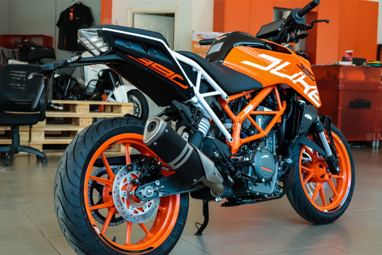 KTM Duke 390 từng được tạp chí đính đám về xe là Cycle World bình chọn là xe tốt nhất trong phân khúc 2 năm liên tiếp. Mẫu naked-bike của KTM được đánh giá tốt về khả năng vận hành, phù hợp với những tay lái mới nhưng vẫn mang đến trải nghiệm đủ thuyết phục các nài kinh nghiệm.