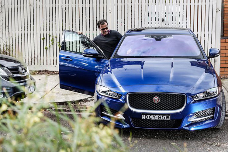 Mẫu sedan Jaguar XE tại Việt Nam có giá gần 2,5 tỷ đồng, trong khi tại Anh mẫu xe này có giá 31.505 bảng (tương đương 960 triệu đồng). Phiên bản động cơ xăng của Jaguar XE rất được yêu thích tuy nhiên phiên bản động cơ diesel lại không được người dùng tin cậy.