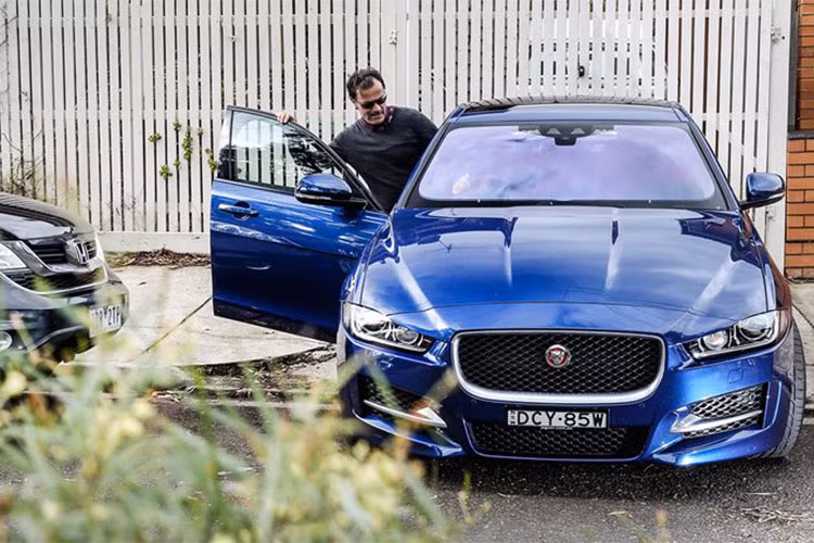 Mẫu sedan Jaguar XE tại Việt Nam có giá gần 2,5 tỷ đồng, trong khi tại Anh mẫu xe này có giá 31.505 bảng (tương đương 960 triệu đồng). Phiên bản động cơ xăng của Jaguar XE rất được yêu thích tuy nhiên phiên bản động cơ diesel lại không được người dùng tin cậy.
