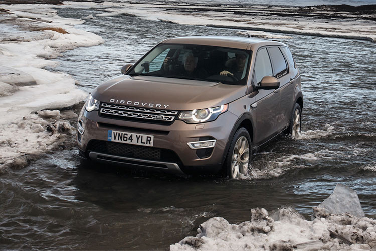 Mẫu xe SUV hạng sang thứ 3 thuộc gia đình Jaguar Land Rover xuất hiện trong danh sách là chiếc Land Rover Discovery Sport. Mẫu SUV hạng sang có giá bán tại Anh là 30.145 bảng (khoảng 919 triệu đồng).