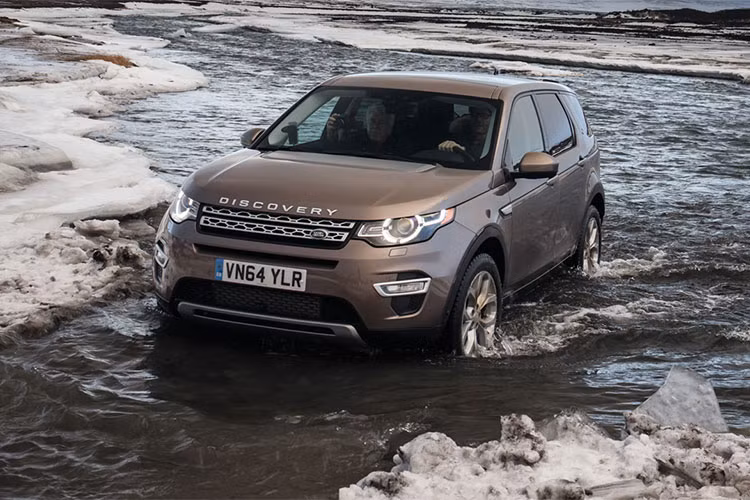 Mẫu xe SUV hạng sang thứ 3 thuộc gia đình Jaguar Land Rover xuất hiện trong danh sách là chiếc Land Rover Discovery Sport. Mẫu SUV hạng sang có giá bán tại Anh là 30.145 bảng (khoảng 919 triệu đồng).