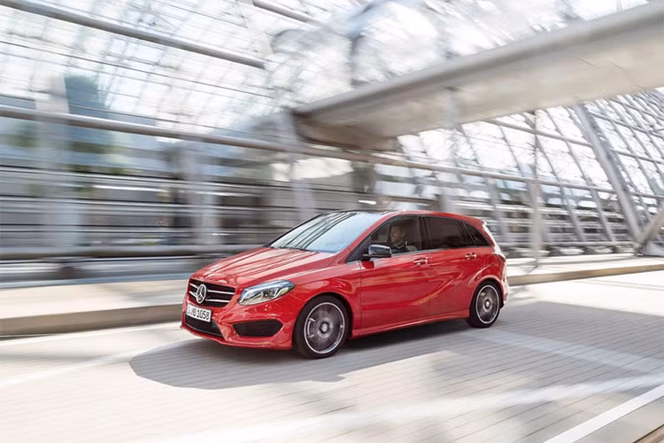 Tại thị trường Anh quốc, Mercedes-Benz B-Class có giá bán 23.550 bảng (tương đương 718 triệu đồng). Có đến 35% chủ sở hữu B-Class phản ánh chiếc xe sang mắc lỗi sau 3 năm sử dụng, trong đó có những lỗi nghiêm trọng ở động cơ, ly hợp, hộp số và hệ thống điện.