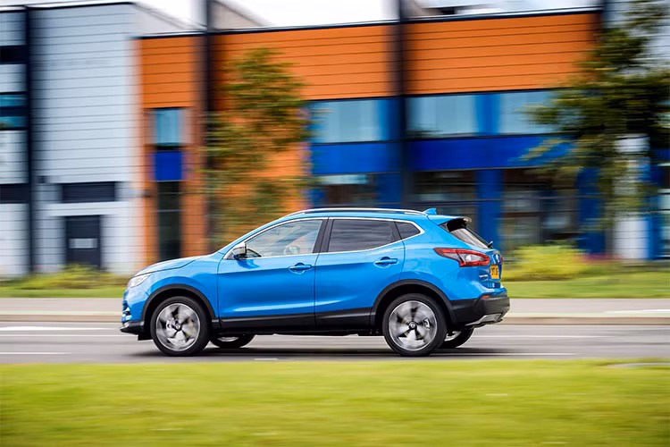 Trong đó 1/4 chiếc gặp một số lỗi liên quan đến hệ thống điện, GPS, hệ thống thông tin giải trí và điều hòa, 1/5 chiếc bị lỗi ắc quy. Nissan Qashqai diesel có giá bán 21.070 bảng Anh (khoảng 642 triệu đồng).