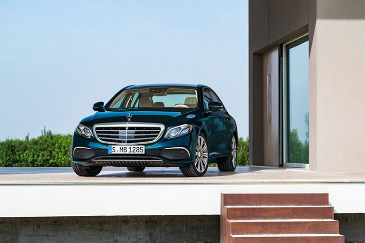 Với giá bán 36.070 bảng Anh (tương đương 1,1 tỷ đồng), Mercedes-Benz E-Class là một trong những chiếc sedan hạng sang ăn khách nhất trên thị trường. Tại Việt Nam, dòng xe này có giá đề xuất từ 2,1 đến 2,8 tỷ đồng. Qua khảo sát, có 24% chủ sở hữu E-Class cho rằng chiếc xe thường gặp những lỗi vặt chỉ trong năm đầu sử dụng. 