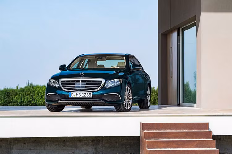 Với giá bán 36.070 bảng Anh (tương đương 1,1 tỷ đồng), Mercedes-Benz E-Class là một trong những chiếc sedan hạng sang ăn khách nhất trên thị trường. Tại Việt Nam, dòng xe này có giá đề xuất từ 2,1 đến 2,8 tỷ đồng. Qua khảo sát, có 24% chủ sở hữu E-Class cho rằng chiếc xe thường gặp những lỗi vặt chỉ trong năm đầu sử dụng. 