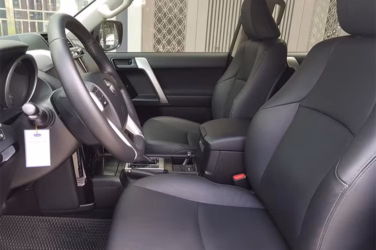 Những hệ thống an toàn cao cấp nhất cũng được trang bị cho mẫu xe này như hệ thống chống bó cứng phanh ABS, hệ thống phân phối lực phanh điện tử EBD, hỗ trợ phanh khẩn cấp BA, hệ thống cân bằng điện tử VSC, hệ thống chống trượt khi tăng tốc TRC, camera lùi, cảm biến lùi và 7 túi khí.