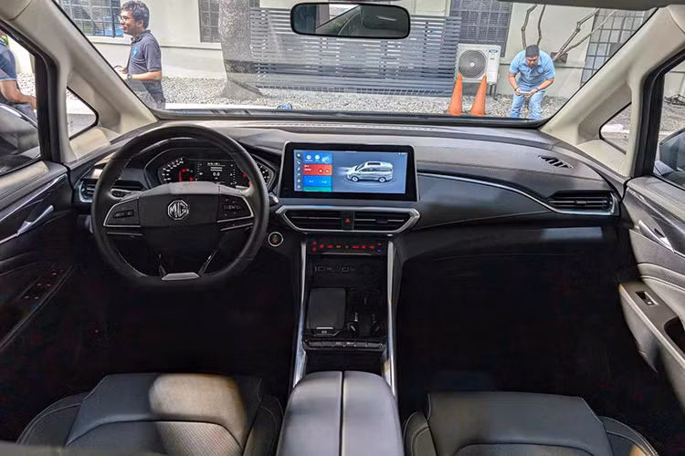 MG G50 đã thu hút sự chú ý tại triển lãm ôtô Việt Nam VMS 2024, nơi lần đầu tiên mẫu xe này được trưng bày chính thức. Hiện MG G50 cạnh tranh trong phân khúc với những tên tuổi lớn như Toyota Innova Cross (giá từ 810 - 999 triệu đồng), Haima 7X (865 triệu đồng) và GAC M6 Pro (699 - 799 triệu đồng), tất cả đều có mức giá trên 700 triệu đồng.