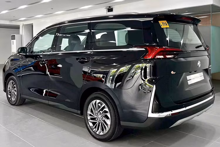 MG G50 được định vị ở phân khúc MPV cỡ trung, kích thước của xe nằm giữa Innova Cross và Custin. Tuy nhiên, với chiến lược giá rẻ, MG G50 sẽ không được trang bị nhiều tính năng nổi bật, đặc biệt là hệ thống an toàn chủ động (ADAS), điều này có thể khiến xe gặp khó khăn trong việc thu hút khách hàng khi đối đầu với các mẫu xe cùng phân khúc.