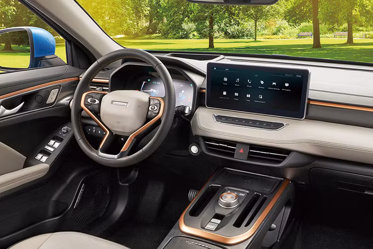 Jolion được trang bị động cơ xăng 1.5L kết hợp với mô-tơ điện, cho tổng công suất lên tới 187 mã lực và mô-men xoắn 375 Nm, hứa hẹn mang đến khả năng vận hành mạnh mẽ và tiết kiệm nhiên liệu (4,2 lít/100km).