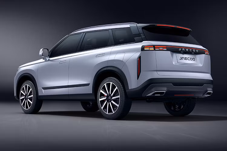 Jaecoo J7 sử dụng động cơ xăng tăng áp 1.5L kết hợp với mô-tơ điện, mang đến khả năng di chuyển khoảng 98 km trong chế độ thuần điện (EV Mode) và tổng quãng đường lên tới 1.200 km khi sử dụng động cơ hybrid.