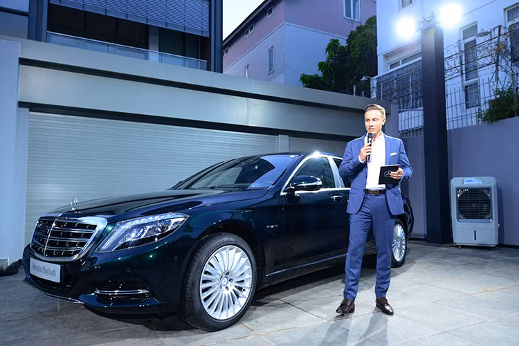 Về mặt thiết kế, hai phiên bản Mercedes-Maybach S 400 4MATIC và Mercedes-Maybach S 500 vẫn có chiều dài tổng thể 5.453 mm và chiều dài cơ sở 3.365 mm tương tự như mẫu xe đàn anh Mercedes-Maybach S 600. Huy hiệu hai chữ “M” được đính một cách tinh tế trên cột C.