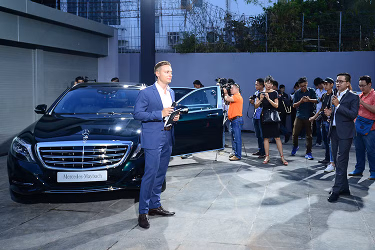 Đặc biệt, khách hàng mua xe Mercedes-Maybach có thể lựa chọn 462 sự kết hợp khác nhau giữa màu sơn ngoại thất/màu nội thất/loại gỗ quý/loại mâm xe. MBV còn đưa ra danh sách tùy chọn với hơn 10 hạng mục khác nhau để khách hàng có thể tùy biến chiếc xe theo sở thích cá nhân.