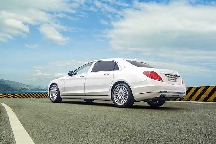 Mercedes-Maybach S 400 4Matic bắt đầu được phân phối tại thị trường Việt Nam với mức giá bán lẻ tiêu chuẩn 6,899 tỷ đồng. Giá bán lẻ tiêu chuẩn của Mercedes-Maybach S 500 ở mức 10,999 tỷ đồng. Phiên bản cao nhất là Mercedes-Maybach S 600 có mức giá lên tới 14,169 tỷ đồng.