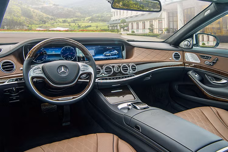 Nội thất của cả 2 phiên bản siêu xe hạng sang này đều tràn ngập chất liệu gỗ quý đi cùng chất liệu da Nappa Exclusive hoặc designo Exclusive Semi-aniline. Bảng điều khiển trung tâm được gắn đồng hồ cơ học phong cách cổ điển và được chế tác bởi hãng đồng hồ danh tiếng IWC.