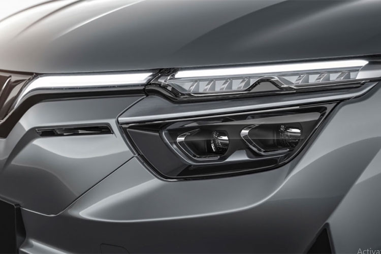 Phần đầu xe vẫn sử dụng dãy đèn DRL tương tự Lux A2.0 và Lux SA2.0, cụm đèn trước được thiết kế 2 ngăn khá lạ mắt. Là xe điện nên VF e35 không được trang bị lưới tản nhiệt phía trước.