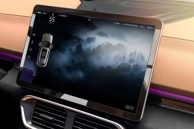 Xe không có cần số mà sẽ gồm các nút bấm P-R-N-D đặt dọc cạnh 2 hộc đựng cốc. Ngoài ra, VinFast VF e35 còn có cả đèn viền trang trí nội thất và cửa sổ trời toàn cảnh.