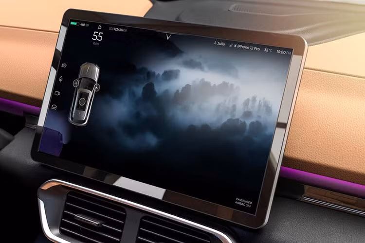 Xe không có cần số mà sẽ gồm các nút bấm P-R-N-D đặt dọc cạnh 2 hộc đựng cốc. Ngoài ra, VinFast VF e35 còn có cả đèn viền trang trí nội thất và cửa sổ trời toàn cảnh.