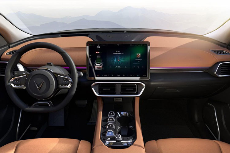 Bước vào bên trong, nội thất của VF e35 hướng đến sự hiện đại và tối giản, phong cách khá quen thuộc của Tesla. Phía sau vô lăng không còn bảng đồng hồ dạng vật lý, các thông tin sẽ được hiển thị luôn trên màn hình giải trí lớn có kích cỡ tới 15,4 đặt ở khu vực trung tâm.