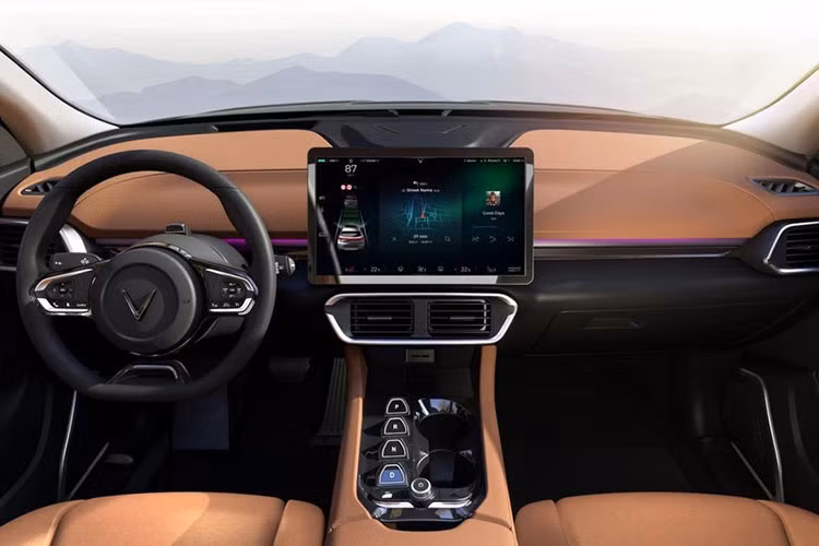 Bước vào bên trong, nội thất của VF e35 hướng đến sự hiện đại và tối giản, phong cách khá quen thuộc của Tesla. Phía sau vô lăng không còn bảng đồng hồ dạng vật lý, các thông tin sẽ được hiển thị luôn trên màn hình giải trí lớn có kích cỡ tới 15,4 đặt ở khu vực trung tâm.