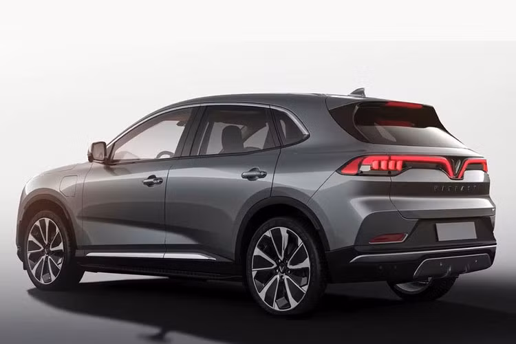 Về thiết kế ngoại thất, Vinfast VF e34 2022 mới có chiều dài tổng thể 4.750 mm và trục cơ sở dài 2.950 mm. So với VF e34, e35 dài hơn 450mm, chiều dài cơ sở cũng lớn hơn 339mm. VF e35 là mẫu SUV cỡ D tương đương Mercedes-Benz GLC, BMW X3 hay Audi Q5. Ngoại thất xe có phong cách không quá khác biệt với 2 mẫu xe xăng Lux A2.0 và Lux SA2.0.