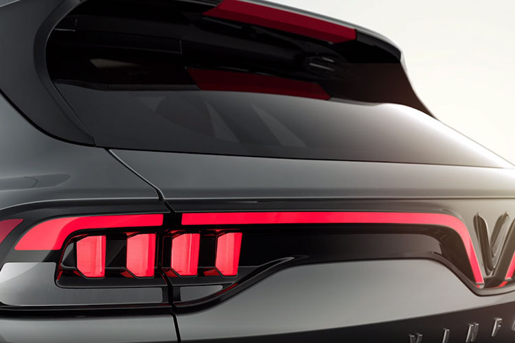 Tất nhiên, là xe điện do đó VinFast VF e35 tại Mỹ sẽ không có lưới tản nhiệt hay ống xả phía sau. Tuy nhiên theo thông tin trước đó, VinFast VF e35 tại Việt Nam sẽ có cả bản chạy xăng, sử dụng động cơ dung tích 2.0L cho công suất 189 mã lực và mô-men xoắn cực đại đạt 280 Nm. Tuy nhiên, có thể bản chạy xăng sẽ được sử dụng tên gọi khác không có tiền tố “e” – electric (điện).