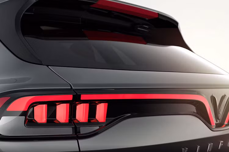 Tất nhiên, là xe điện do đó VinFast VF e35 tại Mỹ sẽ không có lưới tản nhiệt hay ống xả phía sau. Tuy nhiên theo thông tin trước đó, VinFast VF e35 tại Việt Nam sẽ có cả bản chạy xăng, sử dụng động cơ dung tích 2.0L cho công suất 189 mã lực và mô-men xoắn cực đại đạt 280 Nm. Tuy nhiên, có thể bản chạy xăng sẽ được sử dụng tên gọi khác không có tiền tố “e” – electric (điện).