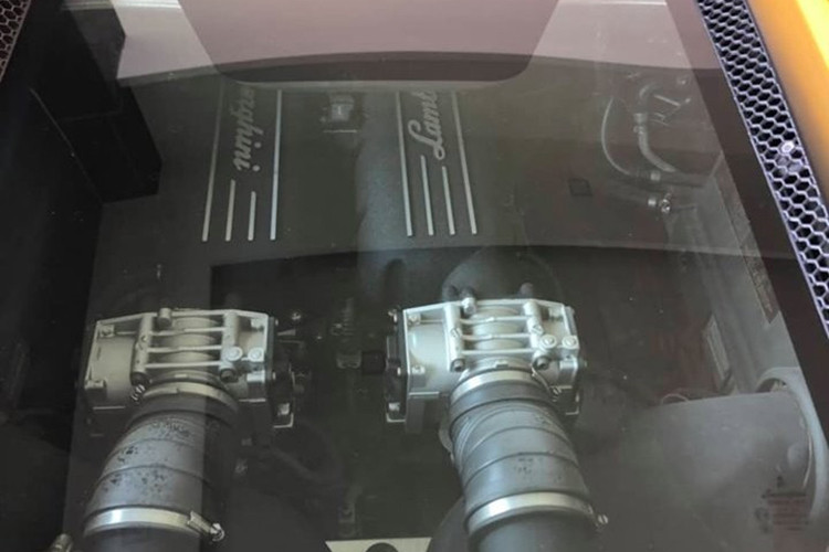 Siêu xe Lamborghini Gallardo được sản xuất từ năm 2004 và được trang bị động cơ V10, dung tích 5.0 lít, sản sinh công suất tối đa 493 mã lực và mô-men xoắn cực đại 510 Nm. "Siêu bò" này có khả năng tăng tốc từ vị trí xuất phát lên 100 km/h trong 4 giây trước khi đạt tốc độ tối đa 309 km/h