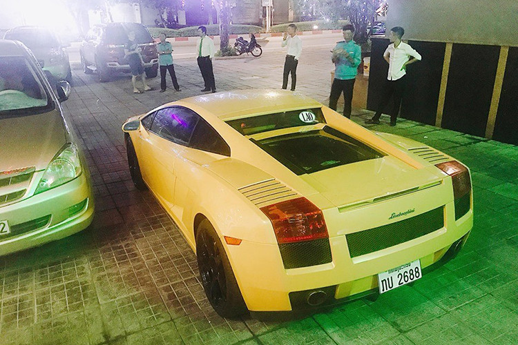 Lamborghini Gallardo màu vàng là chiếc siêu xe thứ 4 mang biển Lào vào Việt Nam định cư. Trước đó là siêu xe mui trần Ferrari 458 Spider biển "tứ quý" 8 của một hot girl Sài thành, McLaren 570S xuất hiện ở Nha Trang hay Audi R8 V8 đời cũ tại Hà Nội. Hiện dòng siêu xe Lamborghini Gallardo đã bị "khai tử" sau 10 năm có mặt trên thị trường.
