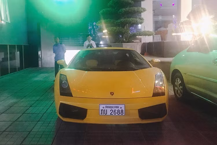 Lamborghini Gallardo biển Lào tiếp tục bị bắt gặp tại một khách sạn trên đường Lê Lợi, phường Hưng Bình, thành phố Vinh, tỉnh Nghệ An. Người lái chiếc Lamborghini Gallardo màu vàng này cho hay sẽ vận chuyển xe lên Hà Nội trong thời gian sắp đến. Giá xe Lamborghini Gallardo được đồn đoán khoảng 160.000 đô la (tương đương 3,7 tỷ đồng).