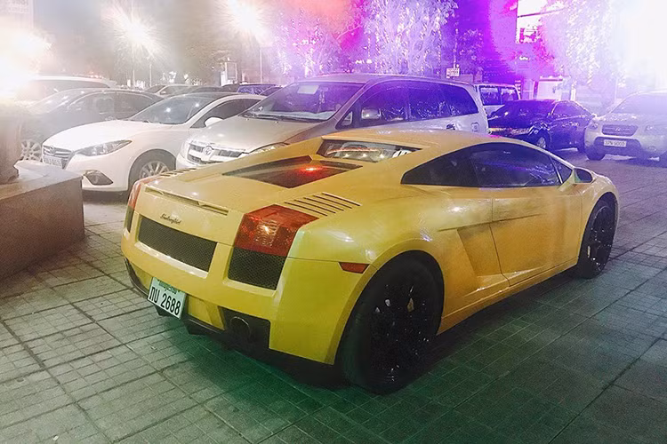 Siêu xe Lamborghini Gallardo sở hữu thiết kế 2 chỗ ngồi, chiều dài cơ sở 2.560 mm, thân xe dài 4.300 mm, rộng 1.900 mm và cao 1.165 mm. Giá bán tại Mỹ thời điểm đó của Lamborghini Gallardo vào khoảng 160.000 USD.