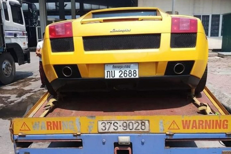 Thông tin ban đầu cho biết, sau 5 ngày làm các thủ tục cần thiết, chiếc siêu xe Lamborghini Gallardo màu vàng rực mang biển Lào đã được chấp nhận cho thông quan tại khu kinh tế cửa khẩu quốc tế Cầu Treo, Hà Tĩnh. Chiếc xe chuyên dụng chở theo siêu xe Lamborghini Gallardo nhanh chóng tiến về Nghệ An.