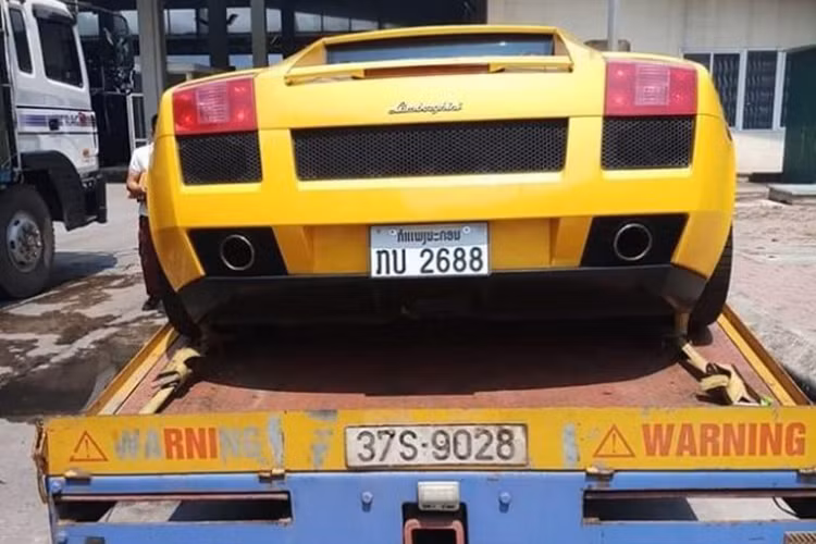 Thông tin ban đầu cho biết, sau 5 ngày làm các thủ tục cần thiết, chiếc siêu xe Lamborghini Gallardo màu vàng rực mang biển Lào đã được chấp nhận cho thông quan tại khu kinh tế cửa khẩu quốc tế Cầu Treo, Hà Tĩnh. Chiếc xe chuyên dụng chở theo siêu xe Lamborghini Gallardo nhanh chóng tiến về Nghệ An.
