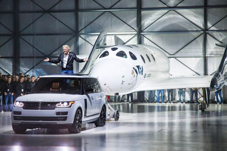 Range Rover SVO Astronaut Edition 2019 được ra đời để vinh danh cộng đồng Future Astronaut của Virgin Galactic cũng như đánh dấu một cột mốc mới trong mối quan hệ hợp tác giữa 2 công ty từ năm 2014. So với bản tiêu chuẩn, Range Rover SVO Astronaut Edition 2019 sở hữu nhiều điểm khác biệt trong thiết kế ngoại thất và nội thất.