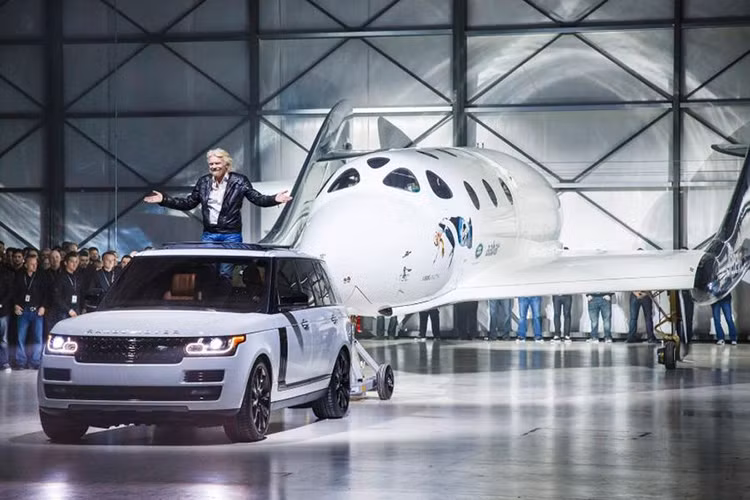 Range Rover SVO Astronaut Edition 2019 được ra đời để vinh danh cộng đồng Future Astronaut của Virgin Galactic cũng như đánh dấu một cột mốc mới trong mối quan hệ hợp tác giữa 2 công ty từ năm 2014. So với bản tiêu chuẩn, Range Rover SVO Astronaut Edition 2019 sở hữu nhiều điểm khác biệt trong thiết kế ngoại thất và nội thất.