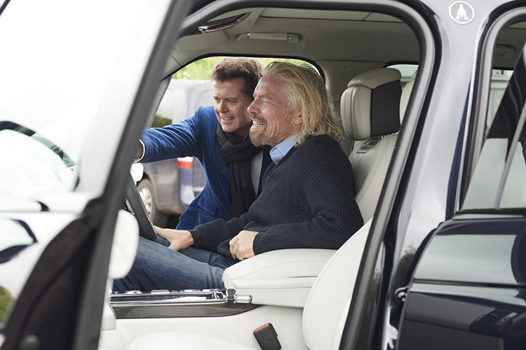 Bước vào bên trong Range Rover SVO Astronaut Edition 2019, người lái sẽ tiếp tục được chào đón bằng chủ đề vũ trụ với một mảnh lấy từ càng trượt hạ cánh phía trước của tàu không gian. Càng trước này trên thực tế đã từng được sử dụng cho chuyến bay lên vũ trụ đầu tiên vào tháng 12 năm ngoái của tàu Unity do công ty Virgin Galactic phát triển.