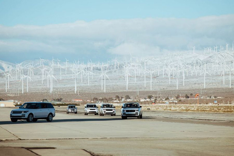 Được phát triển dựa trên bản Autobiography, Range Rover SVO Astronaut Edition 2019 dùng hệ thống động cơ P400e PHEV với công suất tối đa 395 mã lực. Nhờ đó, xe có thể chạy hết quãng đường 42 km chỉ bằng mô-tơ điện. Ngoài ra, Range Rover SVO Astronaut Edition 2019 còn có một tùy chọn động cơ khác là máy xăng V8, siêu nạp, dung tích 5.0 lít.