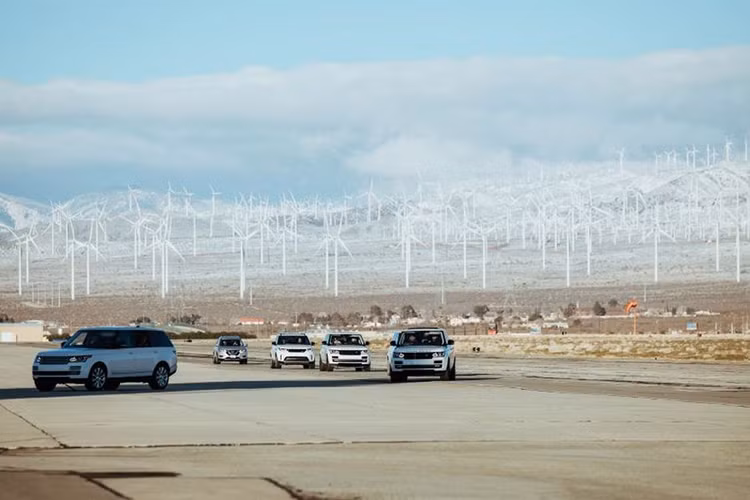 Được phát triển dựa trên bản Autobiography, Range Rover SVO Astronaut Edition 2019 dùng hệ thống động cơ P400e PHEV với công suất tối đa 395 mã lực. Nhờ đó, xe có thể chạy hết quãng đường 42 km chỉ bằng mô-tơ điện. Ngoài ra, Range Rover SVO Astronaut Edition 2019 còn có một tùy chọn động cơ khác là máy xăng V8, siêu nạp, dung tích 5.0 lít.