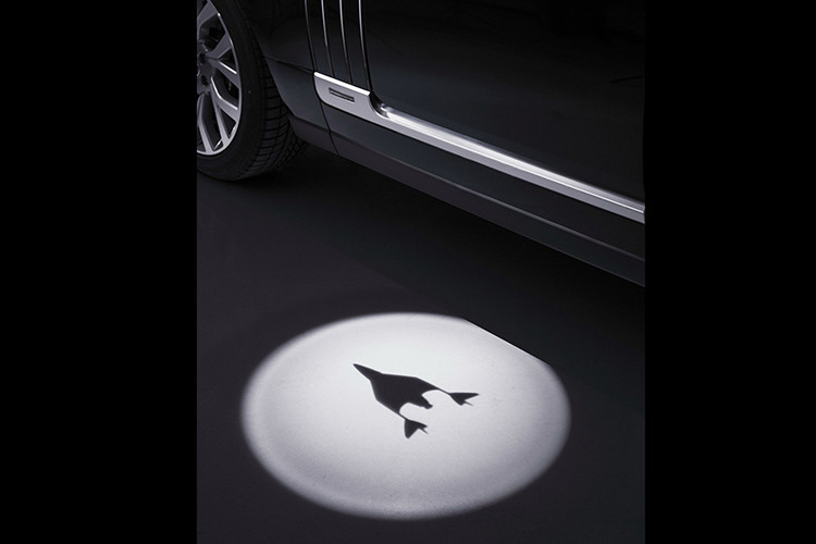 Đầu tiên phải kể đến màu sơn ngoại thất xanh Zero Gravity Blue dành riêng cho Range Rover SVO Astronaut Edition 2019, lấy cảm hứng từ "chiều sâu và sự mãnh liệt" của bầu trời đêm. Ngoài ra, phiên bản đặc biệt này còn được trang bị đèn chiếu hình tàu vũ trụ SpaceShipTwo của công ty Virgin Galactic xuống mặt đất.