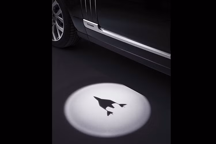 Đầu tiên phải kể đến màu sơn ngoại thất xanh Zero Gravity Blue dành riêng cho Range Rover SVO Astronaut Edition 2019, lấy cảm hứng từ "chiều sâu và sự mãnh liệt" của bầu trời đêm. Ngoài ra, phiên bản đặc biệt này còn được trang bị đèn chiếu hình tàu vũ trụ SpaceShipTwo của công ty Virgin Galactic xuống mặt đất.