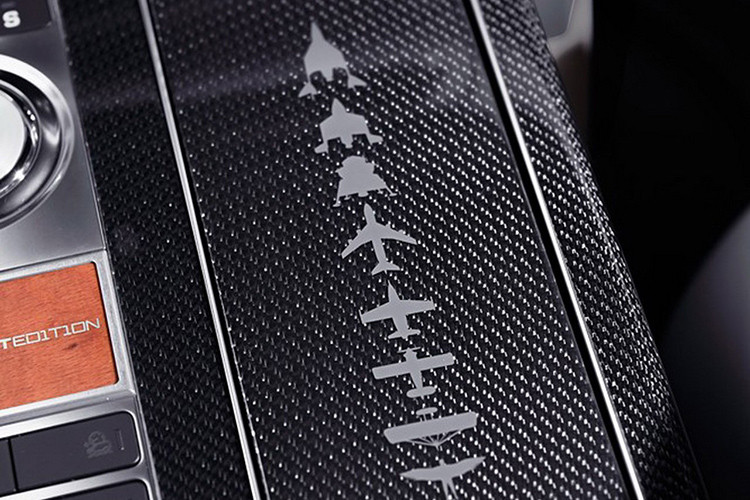 Trong khi đó, đáy hộc đựng cốc còn lại ghi chi tiết của chuyến bay ra ngoài không gian. Chưa hết, Range Rover SVO Astronaut Edition 2019 còn có cả họa tiết "DNA of Flight" ở nắp trượt bằng sợi carbon trên ngăn đựng đồ cạnh cụm điều khiển trung tâm. Họa tiết tương tự cũng được tìm thấy ở bệ tì tay trung tâm bọc da cho hàng ghế sau.