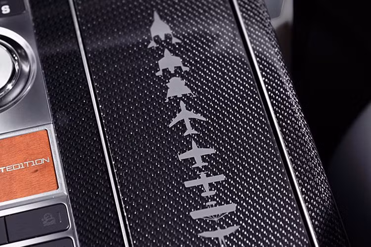 Trong khi đó, đáy hộc đựng cốc còn lại ghi chi tiết của chuyến bay ra ngoài không gian. Chưa hết, Range Rover SVO Astronaut Edition 2019 còn có cả họa tiết "DNA of Flight" ở nắp trượt bằng sợi carbon trên ngăn đựng đồ cạnh cụm điều khiển trung tâm. Họa tiết tương tự cũng được tìm thấy ở bệ tì tay trung tâm bọc da cho hàng ghế sau.