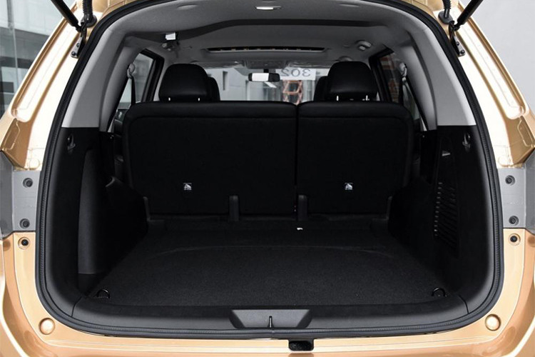 Ngoài ra, Nissan Terra phiên bản 2018 còn được trang bị hệ dẫn động 4 bánh, hệ thống treo sau dạng lò xo trụ 5 liên kết, khóa vi sai, hệ thống hỗ trợ khởi hành ngang dốc và hỗ trợ đổ đèo để tăng khả năng off-road.