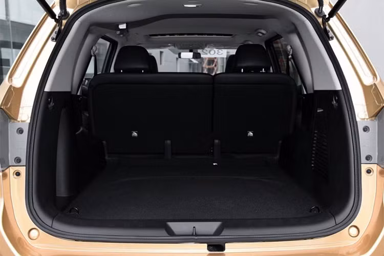 Ngoài ra, Nissan Terra phiên bản 2018 còn được trang bị hệ dẫn động 4 bánh, hệ thống treo sau dạng lò xo trụ 5 liên kết, khóa vi sai, hệ thống hỗ trợ khởi hành ngang dốc và hỗ trợ đổ đèo để tăng khả năng off-road.