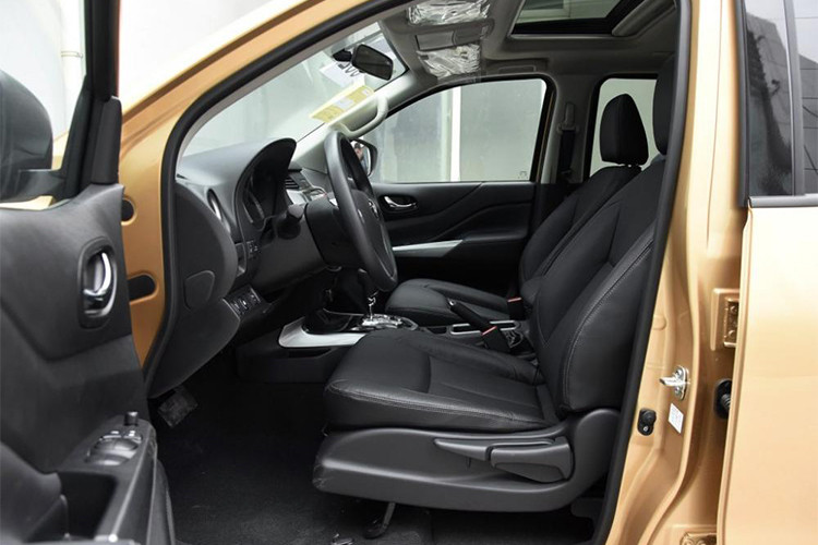 Cách bố trí nội thất của Nissan Terra 2018 tương đối giống với Navara. Đáng chú ý trên mẫu xe này, hàng ghế sau có thể gập phẳng xuống sàn, giúp tăng thể tích khoang hành lý đồng thời giúp việc chất/dỡ đồ trở nên dễ dàng và tiện dụng hơn so với các đối thủ cùng phân khúc.