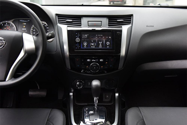 Ở các bản trang bị cao cấp, Nissan Terra 2018 sẽ đi kèm hệ thống thông tin giải trí với màn hình cảm ứng và điều hòa không khí tự động 2 vùng. Trong khi đó, những bản thấp hơn sẽ chỉ được trang bị dàn âm thanh 2 DIN. Thêm vào đó là màn hình LCD nằm giữa bảng đồng hồ, cung cấp nhiều thông tin cần thiết cho người lái.