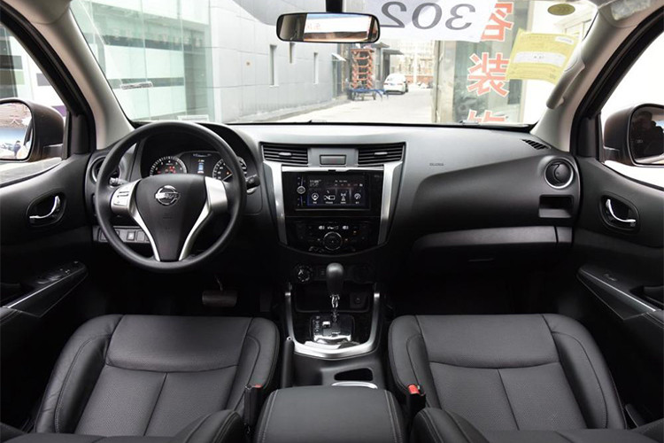 Bên trong Nissan Terra xuất hiện của vô lăng 3 chấu đa chức năng, cửa gió điều hòa, mặt táp-lô được thiết kế công thái học và cụm điều khiển trung tâm đều được bê nguyên từ Navara sang. Ở các phiên bản trang bị cao cấp, xe sẽ đi kèm hệ thống thông tin giải trí với màn hình cảm ứng và điều hòa không khí tự động 2 vùng.