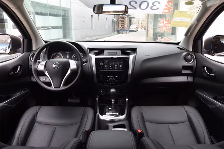 Bên trong Nissan Terra xuất hiện của vô lăng 3 chấu đa chức năng, cửa gió điều hòa, mặt táp-lô được thiết kế công thái học và cụm điều khiển trung tâm đều được bê nguyên từ Navara sang. Ở các phiên bản trang bị cao cấp, xe sẽ đi kèm hệ thống thông tin giải trí với màn hình cảm ứng và điều hòa không khí tự động 2 vùng.
