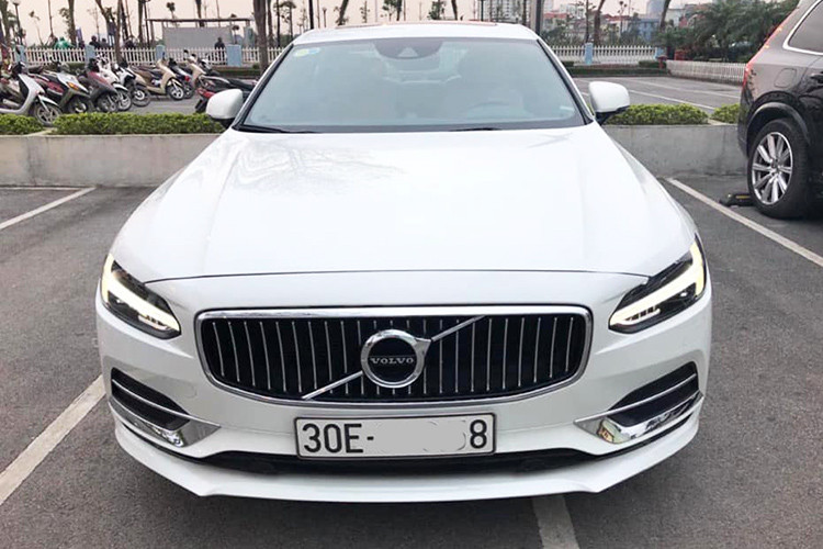 Tại thị trường Việt Nam, giá xe Volvo S90 2017 có giá khoảng 2,7 tỷ đồng ở thời điểm ra mắt. Chiếc xe trong bài viết này hiện đang được chủ nhân chào bán với mức giá hơn 2,1 tỷ đồng - khá cao so với mặt bằng chung hiện nay. Trong phân khúc sedan hạng trung sang trọng, nó đượcn xe là đối thủ của Mercedes E-Class hay BMW 5 Series.